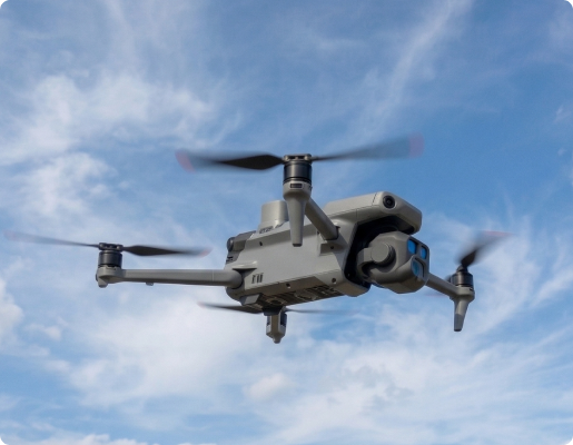 外壁調査に使用されるドローンの飛行風景